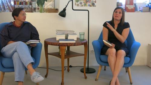 Fadrina Hofmann im Gespräch mit Simone Nuber, welche die Zweitauflage von «be mumaints – Momente nur» initiiert hat. 		Foto: Bettina Gugger