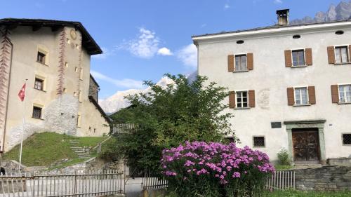 Gleich neben der Ciäsa Granda in Stampa (links) liegt das Wohnhaus, in welchem das Entro Giacometti mehr Raum für seine Aktivitäten finden will. Foto: Marie-Claire Jur