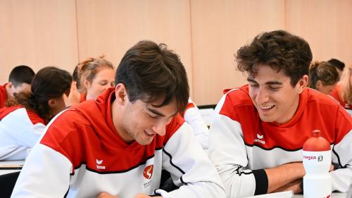 Niclas Steiger und Jon-Fadri Nufer diskutieren über das Sponsoring- Dossier, das sie bereits angelegt haben. 	Foto: Reto Stifel
