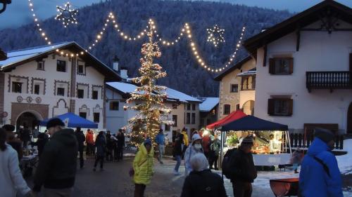 Grond interess pel marchà d’Advent a Scuol (fotografia: Benedict Stecher).