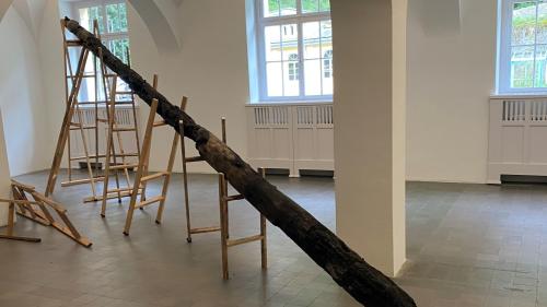 Il lattun ars da l’Hom Strom es part da l’exposiziun «Uossa o mai – Now or never» da Christina Hemauer e Roman Keller (fotografia: Andri Netzer).