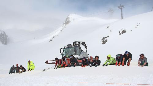 Die Gletscherpiste auf der Diavolezza wurde mit einem Schutzvlies, das im Sommer vor Hitze und Regen schützt, 
eingepackt. Fotos: Stefanie Wick Widmer
