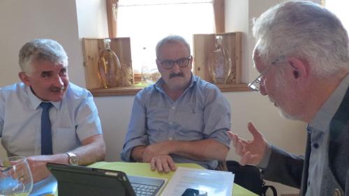 Emil Müller, Victor Peer e l’administradur Fritz Felix (da schnestra) in discussiun (fotografia: Flurin Andry).