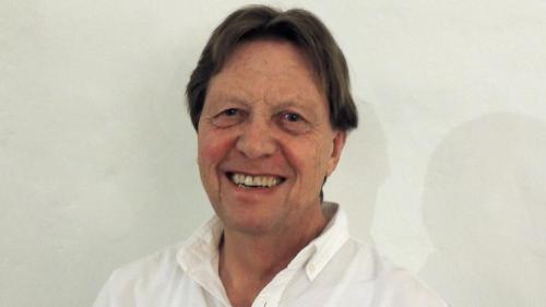 Gian Gaudenz ha prelet e la Chapella Erni ha imbelli la prelecziun musicalmaing (fotografia: Benedict Stecher).