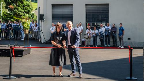Roland Leuenberger, Geschäftsführer der Repower, und Regierungsrätin Carmelia Maissen haben am Tag der offenen Türen das Kraftwerk feierlich 
wiedereröffnet.