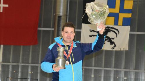 Claudio Mathieu wird Eisstock Schweizermeister im Einzel Zielwettbewerb (Foto: Nicolo Bass). 