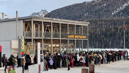 Der Wartebereich in St. Moritz für die Züge nach Tirano. Foto: Sina Margadant