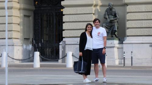 Cha Madlaina Campell e Rafael Ratti paun discuorrer insembel rumauntsch, lur lingua da famiglia, es fich important pel pêrin engiadinais. Uschè as saintane pü daspera a la patria (fotografia: Gianna Duschletta).