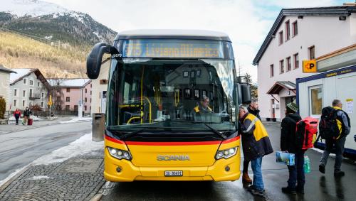 Ein Livigno-Olympia-Shuttlebus von PostAuto in Warteposition am Bahnhof Zernez. Foto: Jon Duschletta
