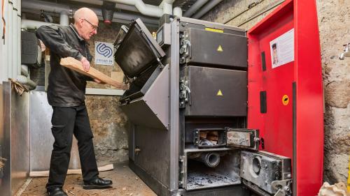 Im Gasthaus Mayor in S-charl konnte mit Unterstützung der Berghilfe bereits eine alte Holzheizung ersetzt werden. Foto: z. Vfg