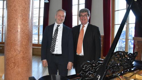 Ils respunsabels da l’Institut Otalpin Ftan, Jon Peer, president dal cussagl administrativ, e Christoph Hendrickx,  manader administrativ, davo il piano da Steinway (fotografia: Nicolo Bass).