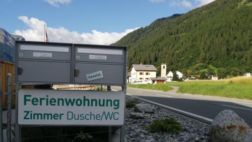 In avegnir dessan esser da quists avis sco qua pro l’entrada da Müstair eir in rumantsch (fotografia: Elio Meier).