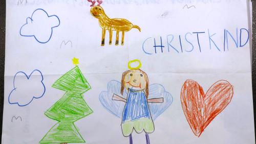 La Posta survain passa 30 000 chartas l’on per l’anguelin da Nadal, cun purtrets, versins ed ogets zambriats dad uffants gronds e pitschens (fotografia: La Posta)