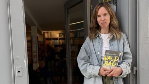 Lea Catrina mit ihrem jüngsten Werk "Waldbad". Foto: Fadrina Hofmann