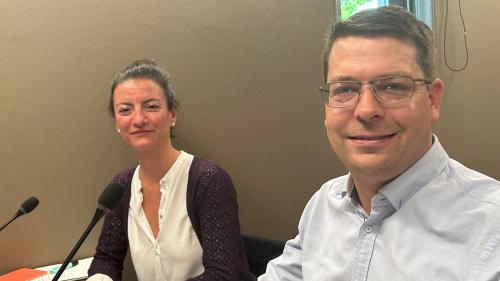 Corina Riatsch e Daniel Schmed pisseran per las traducziuns simultanas i’l Cussagl grond (fotografia: Claudia Cadruvi).