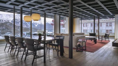 Blick ins Wohnzimmer des Penthouses. Foto: Badrutt's Palace Hotel