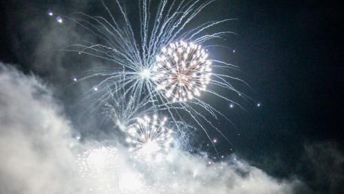 Bei gezündetem Feuerwerk ist die Entsorgung der einzelnen Teile des Feuerwerkkörpers wichtig. Foto: Jon Duschletta