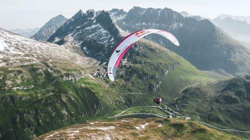 Das Red Bull X-Alps gilt als das härteste Abenteuerrennen der Welt. Im Rennen wird entweder dem Gleitschirm geflogen oder über Stock und Stein gelaufen. Die Teilnehmenden mussten dabei 2x St.Moritz passieren. Fotos: Sidario Balzarini