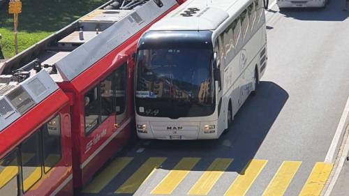 Bahn und Strassenverkehr fahren eng beienander. Foto: Marcello Raselli 