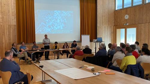 La populaziun da Tschlin ha pudü definir giavüschs per l’adöver futur da la chasa da scoula e da la sala polivalenta a Tschlin (fotografia: Andri Netzer).