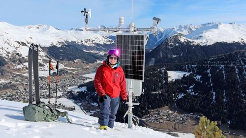 SLF-Forscherin Pia Ruttner-Jansen besucht ihre Messstation oberhalb von Davos für Wartungsarbeiten. Foto: Roman Oester/SLF