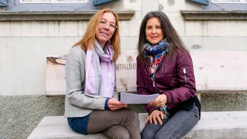 Stefanie Stegemann (links) und Martina Shuler-Fluor vor dem Museum Alpin in Pontresina. Sie freuen sich auf die grosse Oberengadiner Kulturkiste, die Gemeinschaftsausstellung «Licht und Schatten im Engadin». Foto: Jon Duschletta