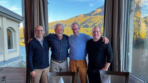 Feiern den Deal (von links): Michael Mettler (Helbling Reisen), Kurt Zürcher (VR Let’s go Tours), Claudio Glisenti und Marcel Gehring (CEO Let’s go Tours).		Foto: z.Vfg