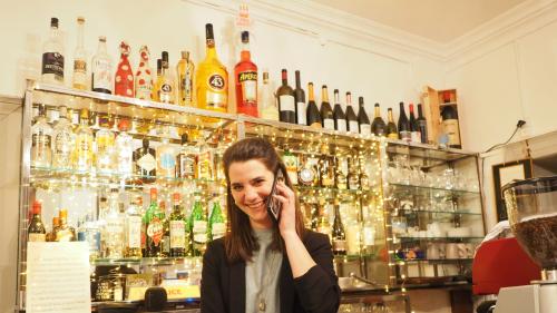 Der Corona-Lockdown konnte Alice Huber nicht davon abhalten, sich seit Mitte April voll für das Garni Bar Post in Castasegna zu engagieren. Dafür wurde sie mit einem dreijährigen Stipendium von Cuisine sans frontières geehrt.
Foto: Marie-Claire Jur