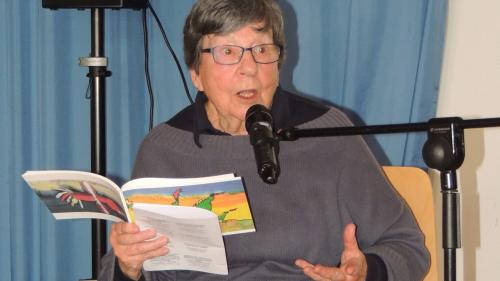 Leta Mosca ha preschantà in occasiun dal giubileum da la Biblioteca Sent las lavuors dals scolars da l’on 2001 (fotografia: Benedict Stecher).