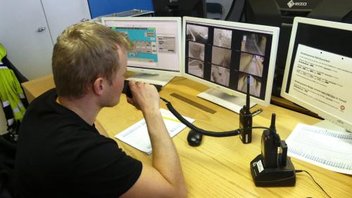 Tegner tuot suot ögl e nu perder la survista. Quai haja nom illa centrala da servezzan aint illa chasa da mantegnimaint pro’l mür da serra Punt dal Gall – il tscharvè dal tunnel. fotografia: Dario Müller