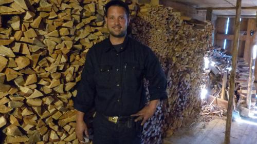 Il spazzachamin René Taisch cussaglia da dovrar laina bain stagiunada per metter fümpigna (fotografia: Flurin Andry).