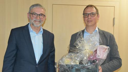 Richard à Porta, president da la società e Reto Bleisch, manader da l’Uffizi chantunal per economia e turissem, in  occasiun da l’aperitiv da Büman da la Società da commerzi e mansteranza Engiadina Bassa (fotografia: Nicolo Bass).