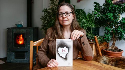 «Feuer», sagt Schriftstellerin Selma Mahlknecht, «hat etwas Archaisches, das liegt uns Menschen.» Foto: Jon Duschletta
