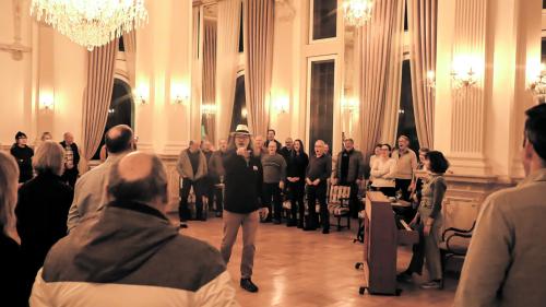 Urs Leonhardt Steiner e’l cor indigen in chantond l’oda «An die Freude» cun Cinzia Regensburger vi dal clavazin (fotografia: Martin Camichel).