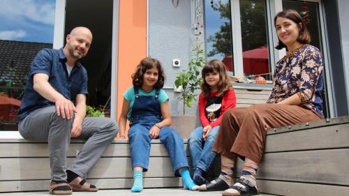 Ivar Trippolini cun sias figlias Clelia ed Aline e sia duonna Melina davaunt lur chesa a Bümpliz. Uossa fo la famiglia müdeda e vo per quatter ans a Belgrad (fotografia: Gianna Duschletta).