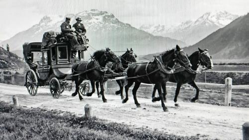 Üna charrozza da posta in viedi traunter Bever e Samedan. fotografia: Relasch Engadin Press