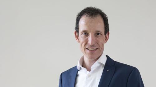 Andreas Gabriel, il secretari general ad interim da la Lia Rumantscha, coordinescha la transfuormaziun digitala (fotografia: Hansruedi Rohrer/LR).