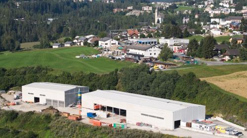 Ün zich our d’cumün e plainamaing our d’vista dal quartier abità in vicinanza: il nouv areal da la Reto Crüzer SA a Sot Ruinas (fotografia: Michael Steiner).