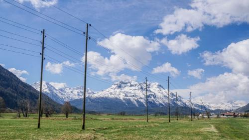 Auch die bestehenden Repower 16-kV-Freileitungen zwischen Samedan und Bever wird voraussichtlich bis Ende 2022 zurückgebaut werden und die ungetrübte Sicht auf die Oberengadiner Landschaft freigeben. 	Archivfoto: Jon Duschletta