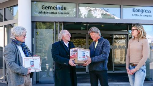 Von links: Petitionäre Diego Schwarzenbach und Michel Massé, Gemeinde-Vizepräsident Peter Käch und die stellvertretende Gemeindeschreiberin Martina Rominger. Foto: Jon Duschletta