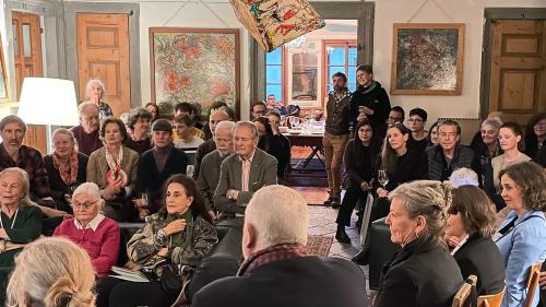 Volles Haus im Palazzo Salis: Beim «Colloquio Cordiale» im Rahmen des ARTipasto diskutierten Kunstschaffende, Fachleute und Publikum über die soziale Kraft des Strukturismus.	 Foto: Marina Gachnang 