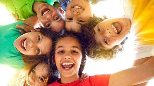 Im freien Spiel lernen Kinder Probleme zu bewältigen – eine wichtige Voraussetzung für glückliches Leben. Foto: Shutterstock/Studio Romantic