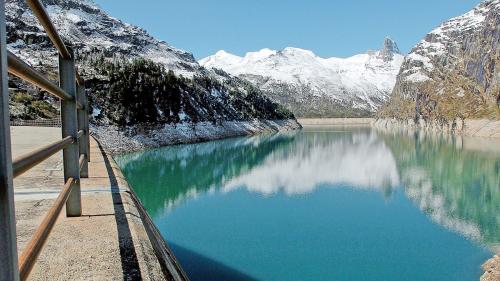 Üna da bleras ouvras idraulicas i’l chantun Grischun chi han pisserà dal 2024 per chaschas plainas in plüs cumüns: il Lai da Zervreila aintasom la Val S. Pieder (fotografia: Somedia).