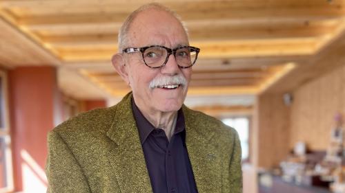 Gaudenz Zimmermann backt seine Nusstorte nach dem Originalrezept von 1881. Foto: Fadrina Hofmann