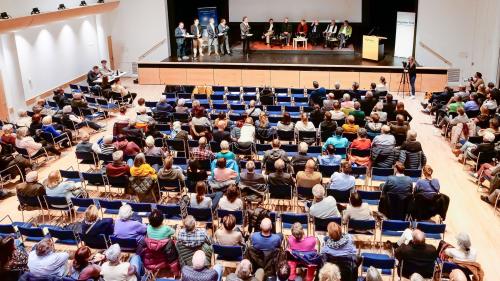 Rund 300 Personen verfolgten am Dienstagabend die Diskussion zur Zukunft des Spitals Oberengadin im Rondo in Pontresina. Foto: Jon Duschletta