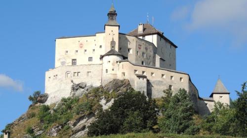 Las fatschadas ost e süd dal Chastè da Tarasp davo la sanaziun (fotografia: Benedict Stecher).