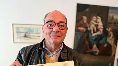 Paul Solèr cugnuoscha l’istorgia da las figüras da Nadal e da Babania (fotografia: Fadrina Hofmann). 