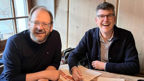 Andri Juon (a schnestra) e Curdin Lansel organiseschan il seguond
Inscunter da chaunt a Zuoz (fotografia: Inscunter da chant)