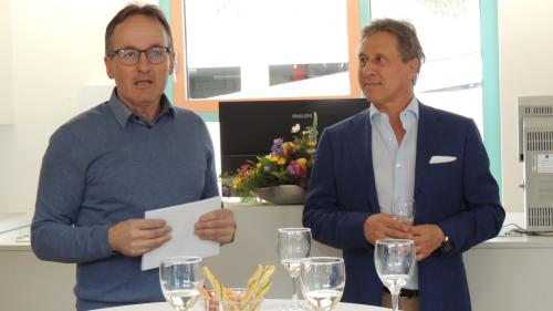 Il directer dal BES Claudio Duschletta ha surdat a l’oculist Paolo Bernasconi las nouvas localitats pella pratcha  i’l Bogn Engiadina Scuol (fotografia: Benedict Stecher).