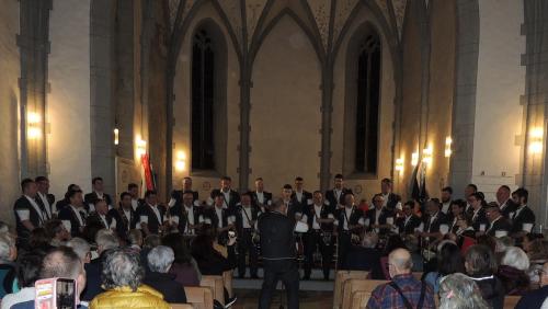 Il Choeur des Armaillis de la Gruyèreils ed il Cor dal Parc Naziunal insembel han chantà la chanzun da las  muntognas da la cumponista Nina Mayer (fotografia: Benedict Stecher). 	